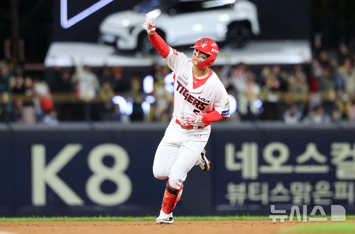 [광주=뉴시스] 김금보 기자 = 23일 광주 북구 광주-기아챔피언스필드에서 열린 2024 KBO 포스트시즌 한국시리즈 2차전 삼성 라이온즈와 KIA 타이거즈의 경기, 2회말 2사 주자없는 상황 KIA 김도영이 솔로홈런을 치고 베이스를 돌며 세리머니를 하고 있다. 2024.10.23. kgb@newsis.com