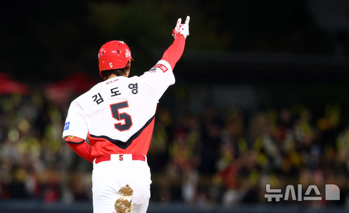 [광주=뉴시스] 전신 기자 = 23일 광주 북구 광주-기아챔피언스필드에서 열린 2024 KBO 포스트시즌 한국시리즈 2차전 삼성 라이온즈와 KIA 타이거즈의 경기에서 2회말 2사 KIA 김도영이 솔로 홈런을 친 뒤 그라운드를 돌고 있다. photo1006@newsis.com