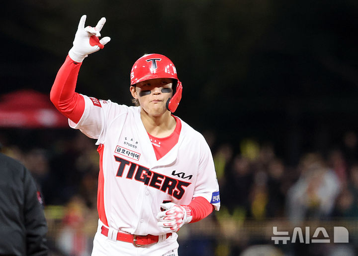 [광주=뉴시스] 김금보 기자 = 23일 광주 북구 광주-기아챔피언스필드에서 열린 2024 KBO 포스트시즌 한국시리즈 2차전 삼성 라이온즈와 KIA 타이거즈의 경기, 2회말 2사 주자없는 상황 KIA 김도영이 솔로홈런을 치고 베이스를 돌며 세리머니를 하고 있다. 2024.10.23. kgb@newsis.com