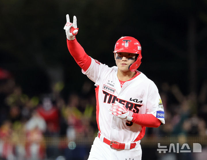 [광주=뉴시스] 김금보 기자 = 23일 광주 북구 광주-기아챔피언스필드에서 열린 2024 KBO 포스트시즌 한국시리즈 2차전 삼성 라이온즈와 KIA 타이거즈의 경기, 2회말 2사 주자없는 상황 KIA 김도영이 솔로홈런을 치고 베이스를 돌며 세리머니를 하고 있다. 2024.10.23. kgb@newsis.com