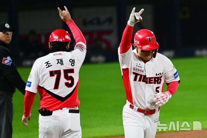 [광주=뉴시스] 이영주 기자 = 23일 광주 북구 광주-기아챔피언스필드에서 열린 2024 KBO 포스트시즌 한국시리즈 2차전 삼성 라이온즈와 KIA 타이거즈의 경기, 2회 말 2사 상황에서 KIA 김도영이 솔로 홈런을 날린 뒤 주루코치와 세리머니하고 있다. leeyj2578@newsis.com