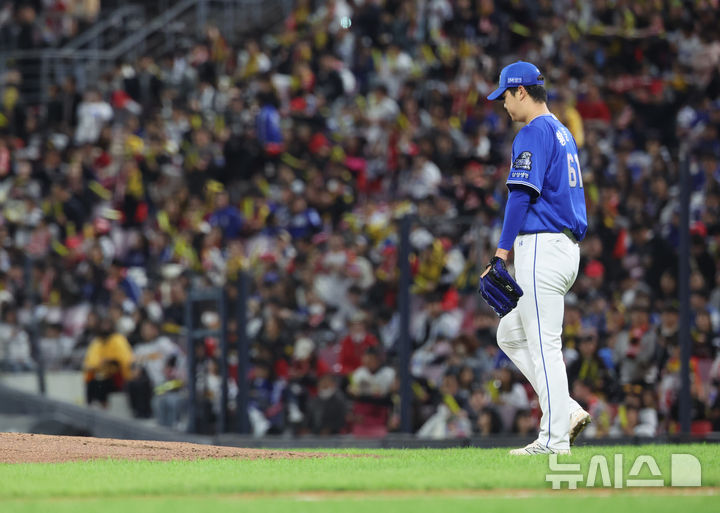 [광주=뉴시스] 김금보 기자 = 23일 광주 북구 광주-기아챔피언스필드에서 열린 2024 KBO 포스트시즌 한국시리즈 2차전 삼성 라이온즈와 KIA 타이거즈의 경기, 1회말 1사 3루 삼성 선발 황동재가 KIA 김선빈에게 적시타를 내주고 고개를 숙이고 있다. 2024.10.23. kgb@newsis.com