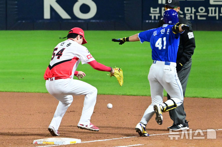 [광주=뉴시스] 이영주 기자 = 23일 광주 북구 광주-기아챔피언스필드에서 열린 2024 KBO 포스트시즌 한국시리즈 2차전 삼성 라이온즈와 KIA 타이거즈의 경기, 4회 초 2사 상황에서 KIA 양현종이 공을 놓친 틈을 타 삼성 김현준이 1루로 달리고 있다. leeyj2578@newsis.com