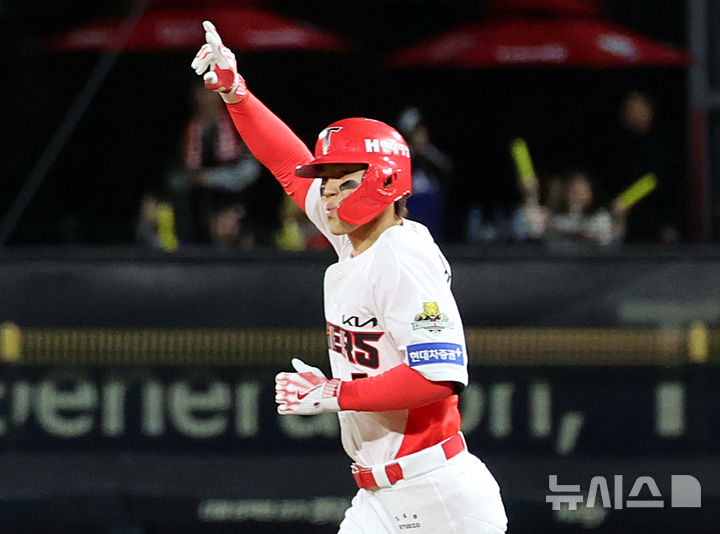 [광주=뉴시스] 김금보 기자 = 23일 광주 북구 광주-기아챔피언스필드에서 열린 2024 KBO 포스트시즌 한국시리즈 2차전 삼성 라이온즈와 KIA 타이거즈의 경기, 2회말 2사 주자없는 상황 KIA 김도영이 솔로홈런을 치고 베이스를 돌며 세리머니를 하고 있다. 2024.10.23. kgb@newsis.com