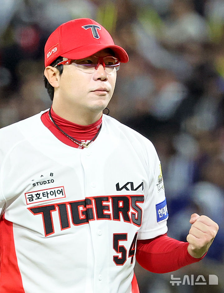 [광주=뉴시스] 김금보 기자 = 23일 광주 북구 광주-기아챔피언스필드에서 열린 2024 KBO 포스트시즌 한국시리즈 2차전 삼성 라이온즈와 KIA 타이거즈의 경기, 5회초 2사 주자없는 상황 KIA 선발 양현종이 삼자범퇴로 이닝을 마치고 주먹을 불끈 쥐고 있다. 2024.10.23. kgb@newsis.com