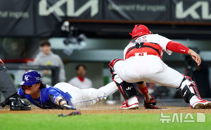 [광주=뉴시스] 전신 기자 = 23일 광주 북구 광주-기아챔피언스필드에서 열린 2024 KBO 포스트시즌 한국시리즈 2차전 삼성 라이온즈와 KIA 타이거즈의 경기에서 6회초 1사 1, 2루 삼성 김현준의 좌중간 1루타 때 2루 주자 류지혁이 홈에서 세이프되고 있다. photo1006@newsis.com