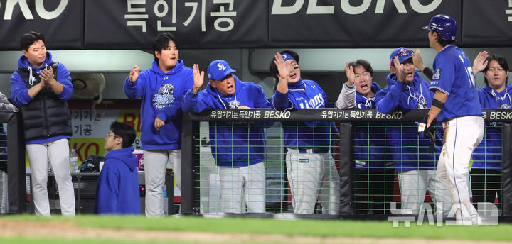 [광주=뉴시스] 김금보 기자 = 23일 광주 북구 광주-기아챔피언스필드에서 열린 2024 KBO 포스트시즌 한국시리즈 2차전 삼성 라이온즈와 KIA 타이거즈의 경기, 4회초 2사 1루 삼성 김현준 땅볼 때 1루주자 류지혁이 실책을 틈타 득점하고 덕아웃에서 동료들과 기뻐하고 있다. 2024.10.23. kgb@newsis.com