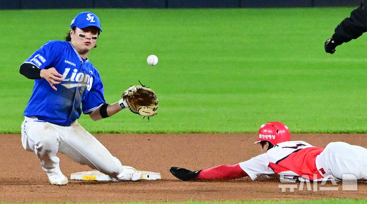 [광주=뉴시스] 이영주 기자 = 23일 광주 북구 광주-기아챔피언스필드에서 열린 2024 KBO 포스트시즌 한국시리즈 2차전 삼성 라이온즈와 KIA 타이거즈의 경기, 8회 말 삼성 2루수 류지혁이 포수 송구 실책으로 공을 놓치고 있다. 류지혁이 공을 놓친 틈을 타 KIA 대주자 김규성이 2루로 들어가고 있다. leeyj2578@newsis.com