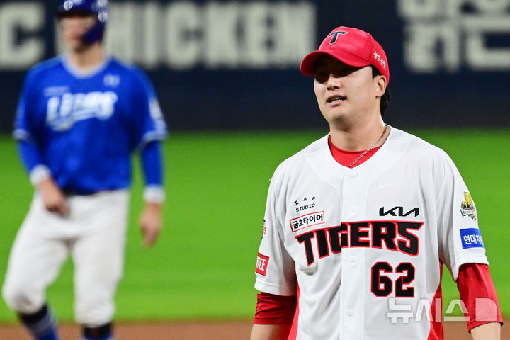 [광주=뉴시스] 이영주 기자 = 23일 광주 북구 광주-기아챔피언스필드에서 열린 2024 KBO 포스트시즌 한국시리즈 2차전 삼성 라이온즈와 KIA 타이거즈의 경기, 8-3 점수로 KIA가 승리하자 마무리 투수 정해영이 안도하고 있다. leeyj2578@newsis.com