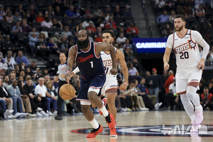 [로스앤젤레스=AP/뉴시스]NBA LA 클리퍼스 새 홈구장서 첫 경기 패배. 2024.10.23.