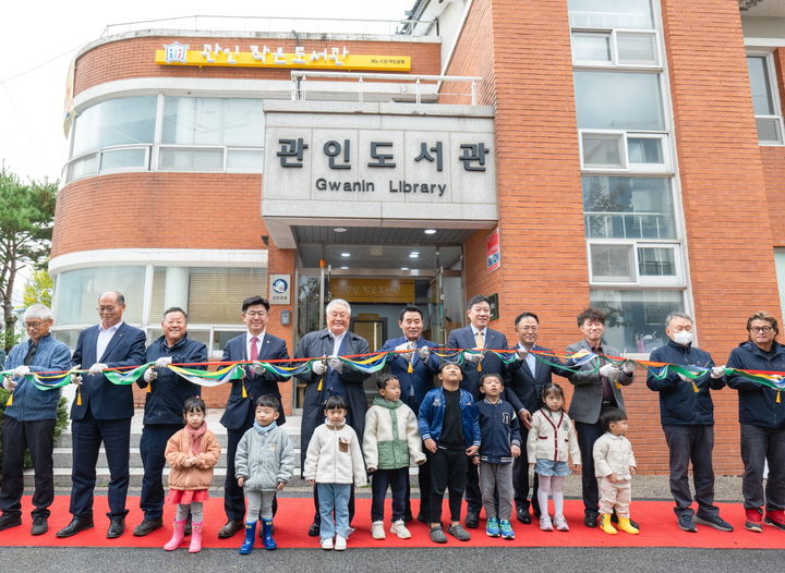 23일 경기 포천시 관인도서관에서 열린 개관식 행사에 백영현 포천시장(왼쪽에서 여섯 번째), 김수연 (사)작은도서관만드는사람들 대표(왼쪽에서 다섯 번째), 김정근 KB국민은행 북부4 지역본부장(왼쪽에서 일곱 번째)이 기념 커팅식을 하고 있다.(사진=KB국민은행 제공) *재판매 및 DB 금지