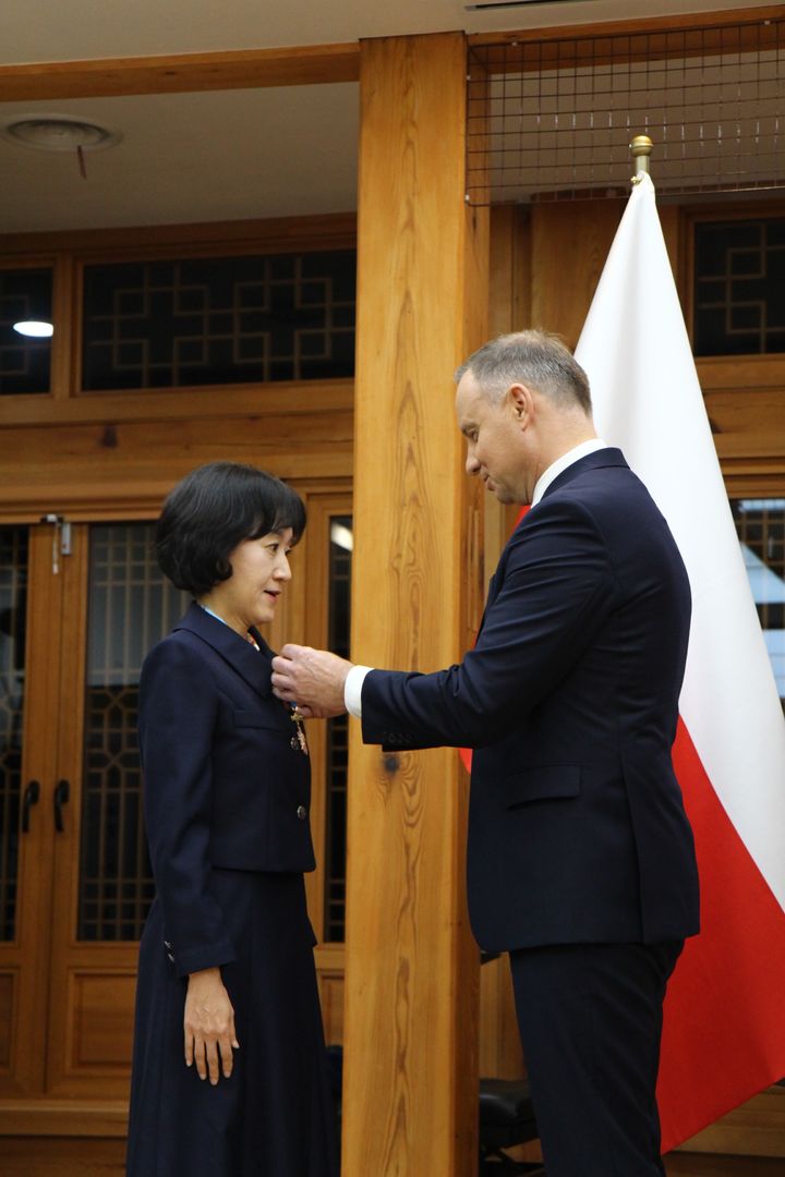 [서울=뉴시스] 안제이 두다 폴란드 대통령으로부터 훈장을 수훈 받는 최성은(왼쪽) 교수(사진=민음사 제공) 2024.10.24. photo@newsis.com *재판매 및 DB 금지