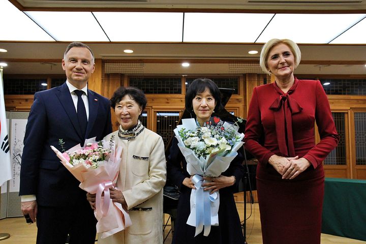 왼쪽부터 안제이 두다 대통령, 최 교수의 어머니, 최성은 교수, 아가타 두다 영부인 (사진=한국외대 제공) *재판매 및 DB 금지