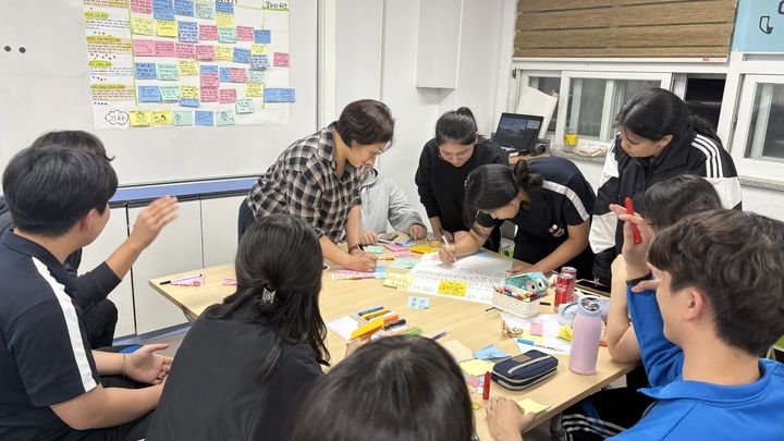 [거제=뉴시스] 신정철 기자= 거제시는 ‘내가 살고 싶은 행복한 거제시 만들기’를 주제로 제1차 청소년 미래 정책 토론회를 개최했다고 24일 밝혔다.사진은 지난 23일 오후 4시 거제옥포고등학교 너른들실에서 김혜란 교사(1학년 부장)의 지도아래 다양한 토론 기법을 활용해 창의적인 미래 시장공약 아이디어를 도출하는 청소년 미래 정책 토론회 모습.(사진=거제시 제공).2024.10.24. photo@newsis.com *재판매 및 DB 금지