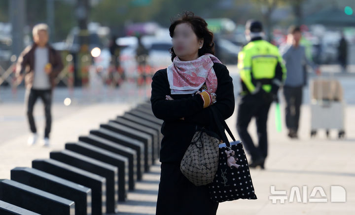 [서울=뉴시스] 김선웅 기자 = 지난달 24일 오전 서울 종로구 광화문광장에서 옷차림을 두껍게 한 시민들이 길을 걷고 있다. 2024.10.24. mangusta@newsis.com