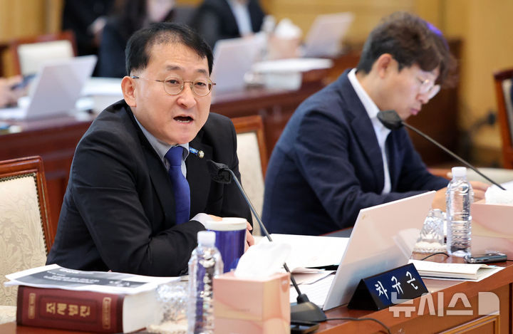 [대구=뉴시스] 차규근 조국혁신당 의원이 지난해 10월24일 대구 중구 한국은행 대구경북본부에서 열린 대구지방국세청·대구본부세관·대구지방조달청·동북지방통계청·한국은행 대구경북본부·포항본부에 대한 국정감사에서 질의하고 있다. 2025.03.17. (사진=뉴시스 DB) photo@newsis.com