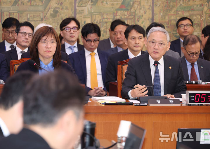 [서울=뉴시스] 고승민 기자 = 유인촌 문화체육관광부 장관이 24일 서울 여의도 국회에서 열린 문화체육관광위원회의 문화체육관광부 등 산하 공공기관 등 종합감사에서 의원 질의에 답하고 있다. 2024.10.24. kkssmm99@newsis.com