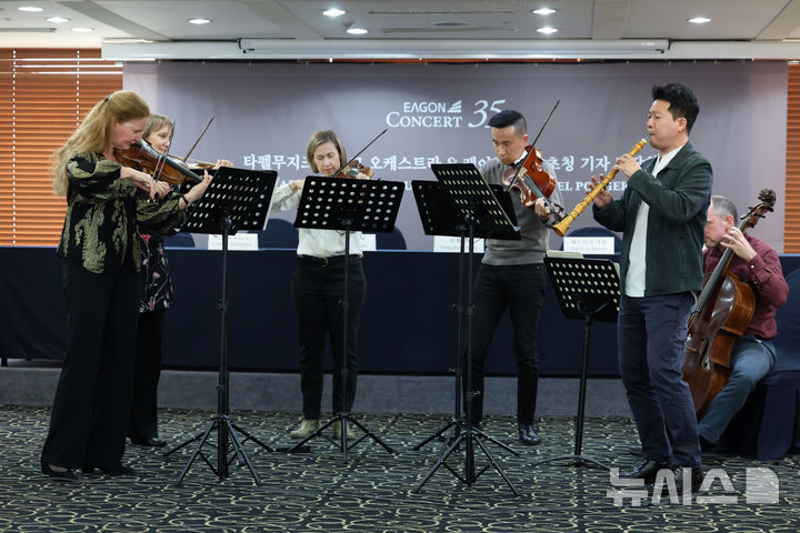 [서울=뉴시스] 박진희 기자 = '바로크 바이올린의 여왕' 레이첼 포저(Rachel Podger, 왼쪽), 오보이스트 신용천(오른쪽 두번째), '타펠무지크 바로크 오케스트라' 연주자들이 24일 서울 중구 외신기자클럽에서 제35회 이건음악회 기자간담회에 앞서 연주를 하고 있다. 2024.10.24. pak7130@newsis.com