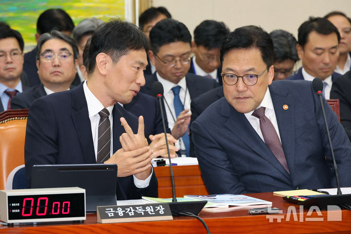 [서울=뉴시스] 조성우 기자 = 김병환(오른쪽) 금융위원장과 이복현 금융감독원장이 24일 오전 서울 여의도 국회에서 열린 정무위원회의 금융위원회, 금융감독원에 대한 종합감사에서 대화하고 있다. 2024.10.24. xconfind@newsis.com