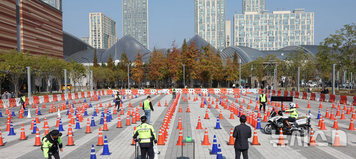 [인천=뉴시스] 전진환 기자 = 24일 오후 2024 경찰청장배 경찰대형오토바이 경진대회가 열린 인천 연수구 송도컨벤시아 야외 주차장에서 참가 선수가 짐카 경기를 하고 있다. 2024.10.24 amin2@newsis.com