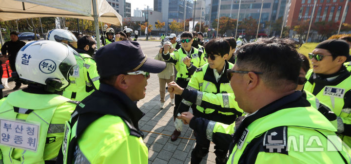 [인천=뉴시스] 전진환 기자 = 24일 오후 2024 경찰청장배 경찰대형오토바이 경진대회가 열린 인천 연수구 송도컨벤시아 야외 주차장에서 각 경찰청 대표들이 대회 시작에 앞서 파이팅을 외치고 있다. 2024.10.24 amin2@newsis.com