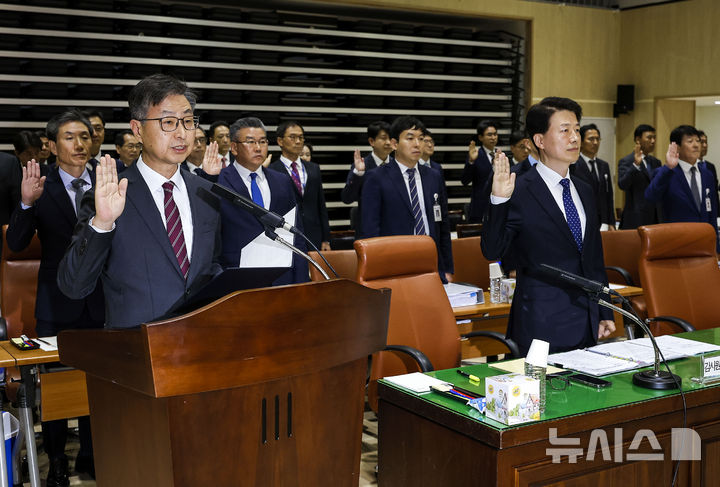 [서울=뉴시스] 정병혁 기자 = 최재해 감사원장이 24일 서울 종로구 감사원에서 열린 국회 법제사법위원회의 감사원 국정감사에서 증인선서를 하고 있다. 2024.10.24. jhope@newsis.com