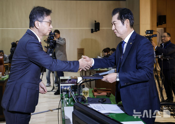 [서울=뉴시스] 정병혁 기자 = 최재해 감사원장이 24일 서울 종로구 감사원에서 열린 국회 법제사법위원회의 감사원 국정감사에서 선서를 마친 뒤 정청래 국회 법제사법위원장에게 선서문을 전달하고 있다. 2024.10.24. jhope@newsis.com