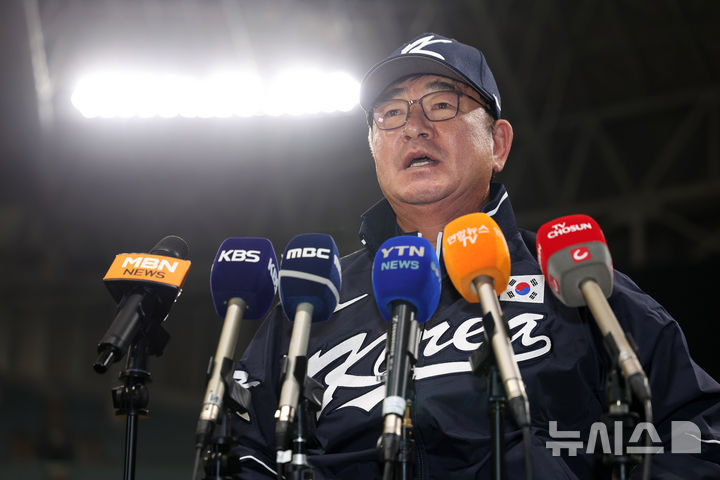 [서울=뉴시스] 김명년 기자 = 2024 WBSC 프리미어 12에 출전하는 한국 야구 대표팀 류중일 감독이 24일 오후 서울 구로구 고척스카이돔에서 진행된 첫 훈련에 앞서 취재진의 질문에 답하고 있다. 2024.10.24. kmn@newsis.com