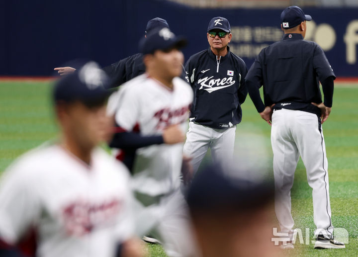 [서울=뉴시스] 김명년 기자 = 2024 WBSC 프리미어 12에 출전하는 한국 야구 대표팀 류중일 감독이 24일 오후 서울 구로구 고척스카이돔에서 진행된 첫 훈련에서 선수들을 지켜보고 있다. 2024.10.24. kmn@newsis.com