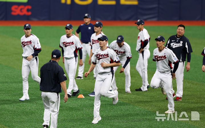 [서울=뉴시스] 김명년 기자 = 2024 WBSC 프리미어 12에 출전하는 한국 야구 대표팀 선수들이 24일 오후 서울 구로구 고척스카이돔에서 첫 훈련을 하고 있다. 2024.10.24. kmn@newsis.com