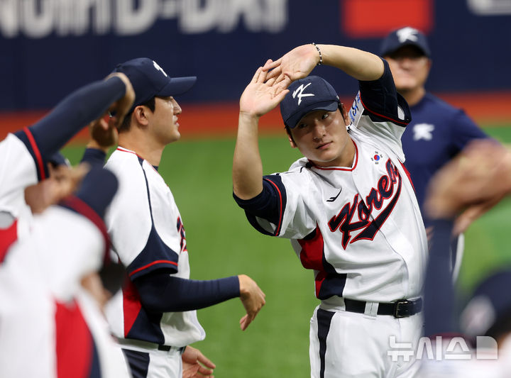 [서울=뉴시스] 김명년 기자 = 2024 WBSC 프리미어 12에 출전하는 한국 야구 대표팀 곽빈이 24일 오후 서울 구로구 고척스카이돔에서 첫 훈련을 하고 있다. 2024.10.24. kmn@newsis.com