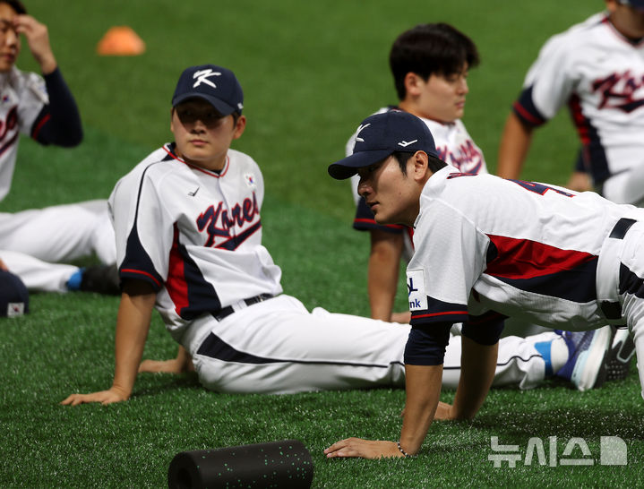 [서울=뉴시스] 김명년 기자 = 2024 WBSC 프리미어 12에 출전하는 한국 야구 대표팀 김택연(왼쪽)과 곽빈(오른쪽)이 24일 오후 서울 구로구 고척스카이돔에서 첫 훈련을 하고 있다. 2024.10.24. kmn@newsis.com