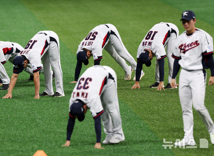 [서울=뉴시스] 김명년 기자 = 2024 WBSC 프리미어 12에 출전하는 한국 야구 대표팀 선수들이 24일 오후 서울 구로구 고척스카이돔에서 첫 훈련을 하고 있다. 2024.10.24. kmn@newsis.com