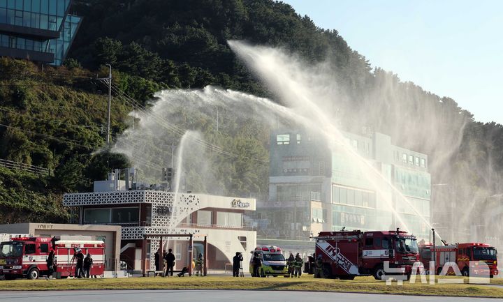 [부산=뉴시스] 하경민 기자 = 2024 재난대응 안전한국훈련-지진해일·화재 재난대응훈련이 열린 24일 부산 남구 용호별빛공원에서 부산소방이 지진해일로 인한 화재를 진압하고 있다.  이날 훈련에는 남구청과 부산해경, 해군작전사 등 14개 기관에서 300여 명이 참여했으며, 선박 8척과 헬기 1대 등이 동원됐다. 2024.10.24. yulnetphoto@newsis.com