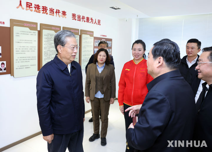 [선양=신화/뉴시스] 자오러지 중국 전국인민대표대회 상무위원장이 지난 21∼24일 랴오닝성 지역 도시들을 방문했다. 사진은 자오 위원장이 지난 23일 선양의 한 기관에서 인민대표대회 대의원들과 대화하는 모습. 2024.10.28