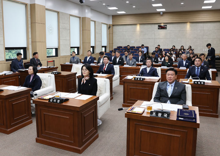 [계룡=뉴시스]계룡시의회는 25일 제176회 임시회 본회의를 열고 국민건강보험공단 특별사업경찰제도 도입을 촉구하는 결의문을 채택했다. 2024. 10. 25 *재판매 및 DB 금지