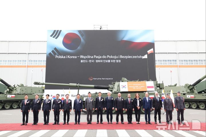 [창원=뉴시스]국빈 방문 중인 안제이 두다(왼쪽서 아홉 번째) 폴란드 대통령이 25일 오후 창원국가산업단지 내 한화에어로스페이스를 찾아 K9자주포를 배경으로 박완수(왼쪽서 여섯 번째) 경남도지사 등과 기념촬영하고 있다.(사진=경남도 제공) 2024.10.25. photo@newsis.com