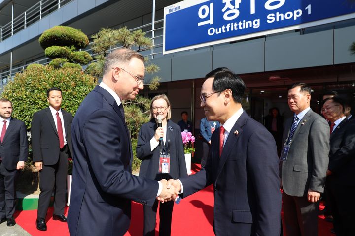 [서울=뉴시스] 안제이 두다(왼쪽) 폴란드 대통령과 이용배 현대로템 대표이사 사장이 25일 현대로템 창원공장에서 인사를 나누고 있다. (사진=현대로탬) 2024.10.25. photo@newsis.com *재판매 및 DB 금지