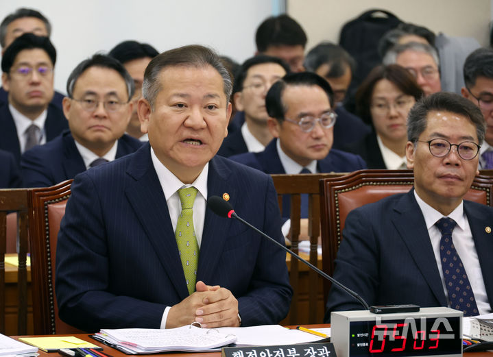 [서울=뉴시스] 고승민 기자 = 이상민 행정안전부 장관이 25일 서울 여의도 국회에서 열린 행정안전위원회의 행정안전부, 중앙선거관리위원회 등 종합감사에서 의원 질의에 답하고 있다. 2024.10.25. kkssmm99@newsis.com