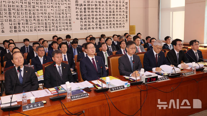 [서울=뉴시스] 조성우 기자 = 25일 오전 서울 여의도 국회에서 열린 법제사법위원회의 법무부, 법제처, 감사원, 고위공직자범죄수사처(공수처), 헌법재판소, 대법원, 대검찰청에 대한 종합감사에 박성재(앞줄 왼쪽 세 번째부터) 법무부 장관, 최재해 감사원장 등 피감기관장들이 출석해 자리하고 있다.왼쪽부터 이완규 법제처장, 김정원 헌법재판소사무처장, 박성재 법무부 장관, 최재해 감사원장, 천대엽 법원행정처장, 심우정 검찰총장, 오동운 공수처장. 2024.10.25. xconfind@newsis.com