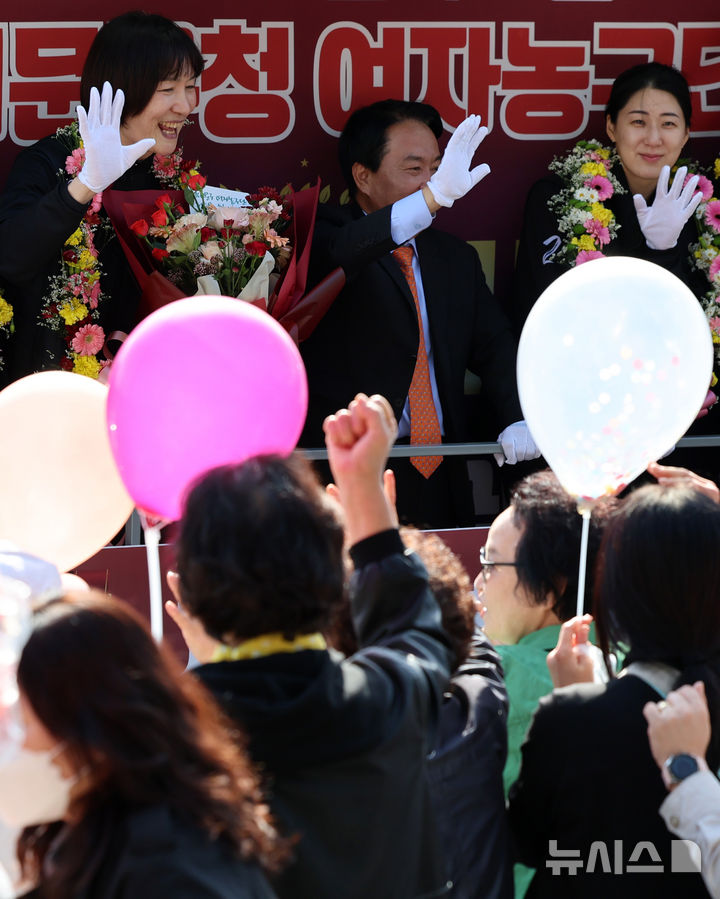 [서울=뉴시스] 이영환 기자 = 제105회 전국체육대회 농구 여자일반부에서 금메달을 차지한 서대문구청 여자농구단 박찬숙 감독과 코치진, 선수들, 이성헌 구청장이 카퍼레이드를 하며 25일 서울 서대문구 연세대학교 앞에서 시민들과 인사를 나누고 있다.박찬숙 감독이 이끄는 서대문구청 여자농구단은 올해 4월과 6월에 열린 2024 전국실업농구연맹전, 8월에 열린 전국남녀종별농구선수권대회, 전국체육대회까지 4개 대회 12경기 연속 무패 우승의 금자탑을 세웠다. 2024.10.25. 20hwan@newsis.com