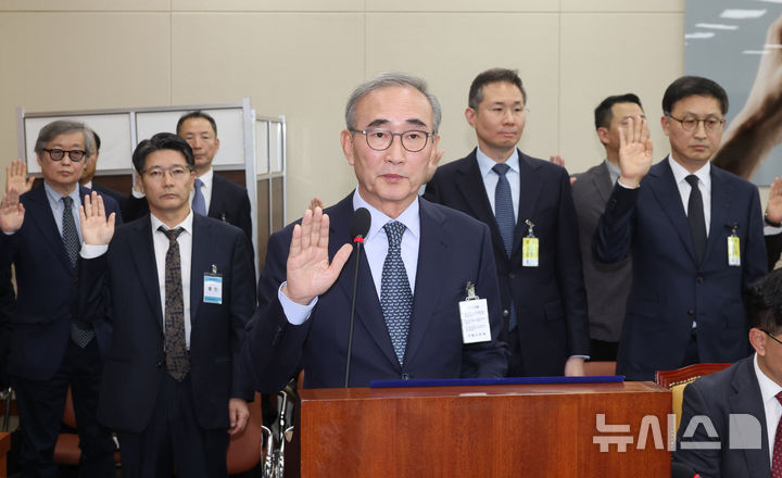 [서울=뉴시스] 권창회 기자 = 김영섭 KT 대표이사가 25일 오후 서울 여의도 국회에서 열린 과학기술정보방송통신위원회의 과학기술정보통신부, 원자력안전위원회, 우주항공청 등에 대한 종합감사에서 증인선서를 하고 있다. 2024.10.25. kch0523@newsis.com