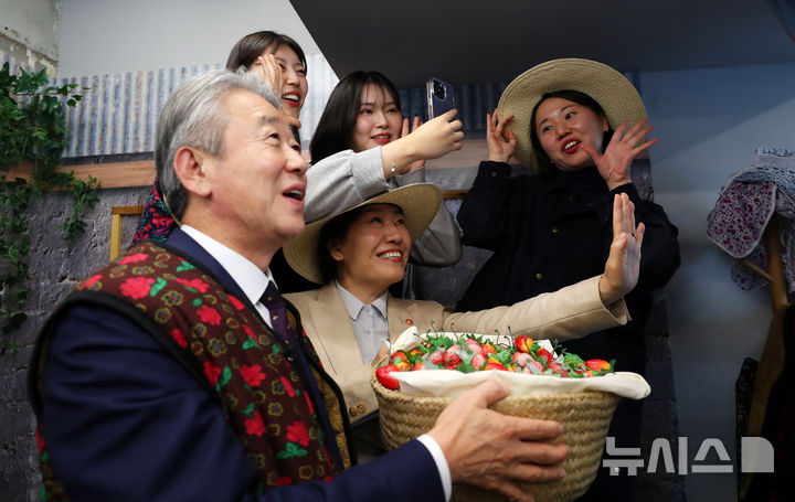 [서울=뉴시스] 김혜진 기자 = 송미령 농림수산식품부 장관, 강호동 농협중앙회장이 25일 오후 서울 성동구 힙촌일기 안테나숍에서 열린 개장 행사에서 대학생 서포터즈와 기념 사진을 촬영하고 있다. 2024.10.25. jini@newsis.com