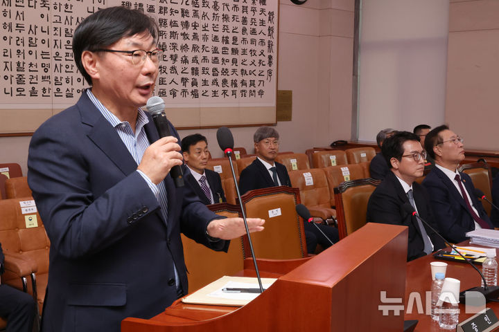 [서울=뉴시스] 조성우 기자 = 이화영(왼쪽) 전 경기도 평화부지사가 25일 오후 서울 여의도 국회에서 열린 법제사법위원회의 법무부, 법제처, 감사원, 고위공직자범죄수사처(공수처), 헌법재판소, 대법원, 대검찰청에 대한 종합감사에서 의원 질문에 답변하고 있다. 오른쪽부터 박성재 법무부 장관, 심우정 검찰총장. 2024.10.25. xconfind@newsis.com