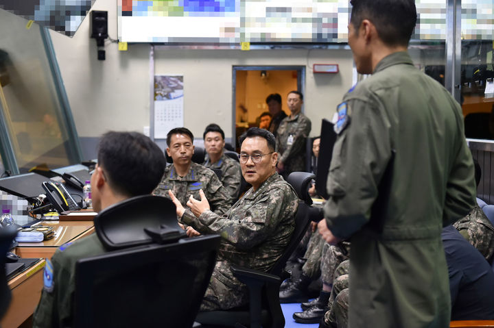 [서울=뉴시스] 김명수 합참의장이 25일 공군작전사령부 항공우주작전본부에서 '24 호국훈련 상황을 점검하며 "현 상황의 엄중함을 인식한 가운데 확고한 대비태세를 유지하여 압도적이고 강력한 항공우주력으로 적을 압도할 수 있도록 능력을 갖출 것"을 당부하고 있다. (사진=합참 제공) 2024.10.25. photo@newsis.com *재판매 및 DB 금지
