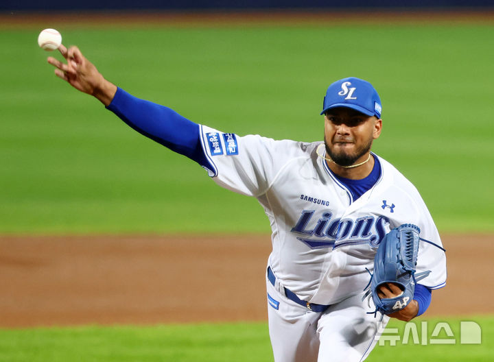 [대구=뉴시스] 전신 기자 = 25일 대구 수성구 대구삼성라이온즈파크에서 열린 2024 KBO 포스트시즌 한국시리즈 3차전 KIA 타이거즈와 삼성 라이온즈의 경기에서 1회초 삼성 선발 레예스가 역투하고 있다. 2024.10.25. photo1006@newsis.com