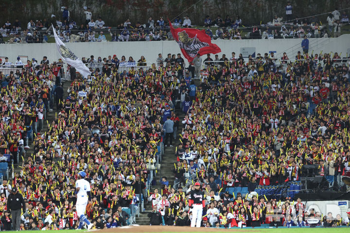 [대구=뉴시스] 김금보 기자 = 25일 대구 수성구 대구삼성라이온즈파크에서 열린 2024 KBO 포스트시즌 한국시리즈 3차전 KIA 타이거즈와 삼성 라이온즈의 경기, KIA 팬들이 응원을 하고 있다. 2024.10.25. kgb@newsis.com