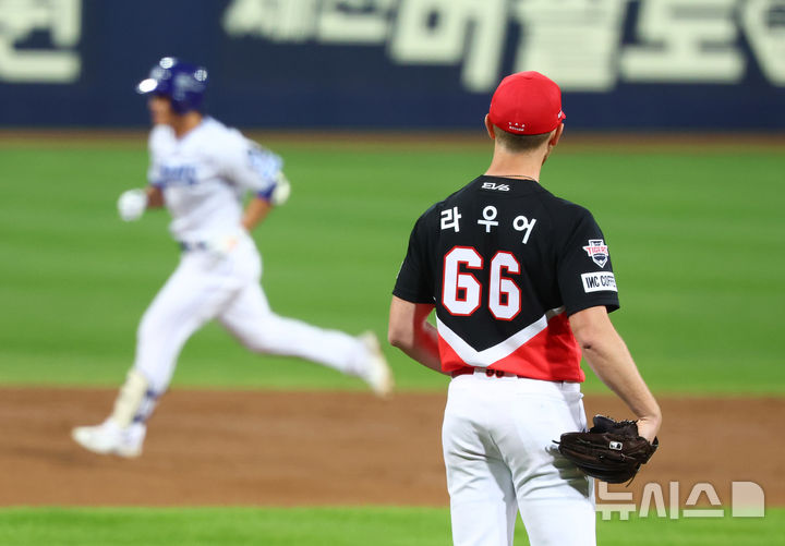 [대구=뉴시스] 전신 기자 = 25일 대구 수성구 대구삼성라이온즈파크에서 열린 2024 KBO 포스트시즌 한국시리즈 3차전 KIA 타이거즈와 삼성 라이온즈의 경기에서 3회말 1사 KIA 선발 라우어가 삼성 이성규에게 솔로 홈런을 허용한 뒤 아쉬워하고 있다. 2024.10.25. photo1006@newsis.com