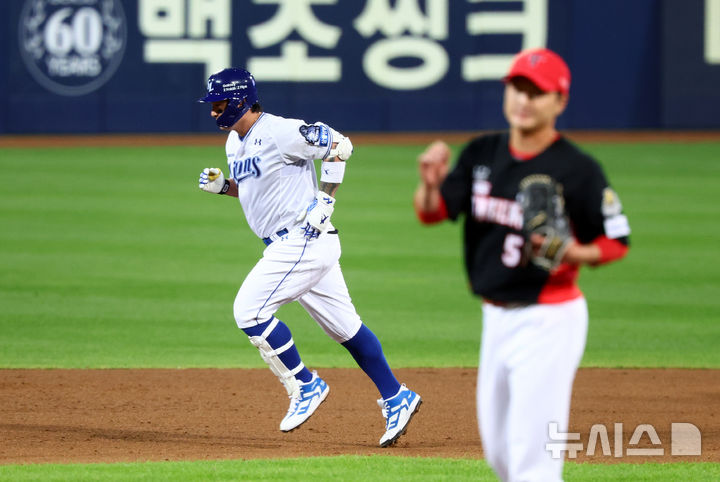 [대구=뉴시스] 전신 기자 = 25일 대구 수성구 대구삼성라이온즈파크에서 열린 2024 KBO 포스트시즌 한국시리즈 3차전 KIA 타이거즈와 삼성 라이온즈의 경기에서 7회말 무사 삼성 박병호가 김헌곤에 이어 백투백 솔로 홈런을 친 뒤 그라운드를 돌고 있다. 2024.10.25. photo1006@newsis.com