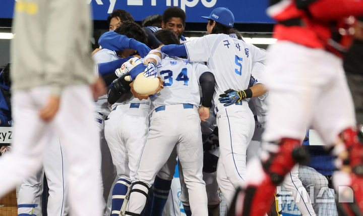 [대구=뉴시스] 이무열 기자 = 25일 대구 수성구 대구삼성라이온즈파크에서 열린 2024 KBO 포스트시즌 한국시리즈 3차전 KIA 타이거즈와 삼성 라이온즈의 경기, 7회말 무사 주자 없는 상황에서 삼성 박병호가 솔로 홈런을 때린 뒤 더그아웃에 들어서며 동료들과 기뻐하고 있다. 2024.10.25. lmy@newsis.com